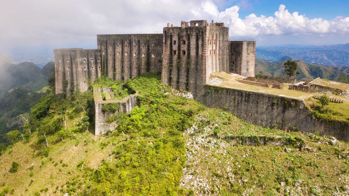 Nejméně 30 mrtvých si vyžádala tlačenice v haitské pevnosti Citadelle Laferrière