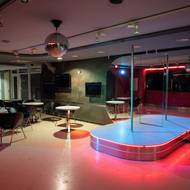 Ani tady ale nechybí malé podium s tyčí.