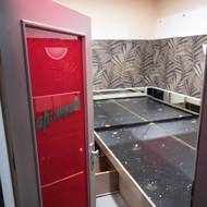 Nábytek, ale i matrace v pokojících po odchodu majitelů v prostorách zůstal. Vyklízeli je až správci tržnice.