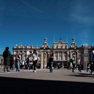 „Vše bude záviset na tom, co se stane v Hormuzském průlivu, protože všechny tyto prognózy by mohly přijít vniveč,“ vysvětluje pro Reuters podnikatel Jorge Marichal González z asociace španělských hoteliérů CEHAT.

(Lidé procházejí kolem Královského paláce v Madridu ve Španělsku, 5. dubna.)