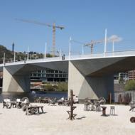 Na podolské straně vzniká na břehu pod konstrukcí prostor se skateparkem, lezeckou stěnou, občerstvením, toaletami, kulturním amfiteátrem či schody do vody pro koupání. Vyroste tam také nová vodácká klubovna namísto původní, která musela ustoupit stavbě.