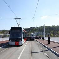 Ačkoliv na most nemohou auta, může ulevit zácpám. Odklonem spojů se uvolní například Barrandovský most, v jehož okolí často vznikají kolony.