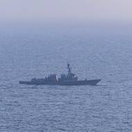 Američané svoji blokádu zahájili v pondělí poté, co minulý víkend ztroskotala mírová jednání v Islámábádu. (Torpédoborec USS Spruance v úterý zablokoval cestu dvěma ropným tankerům plujícím z Íránu.)