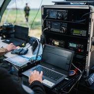 Radioamatéři si dnes kromě hlasových zpráv dokážou předávat po své síti i textové soubory. Ke kódování a dekódování používají počítače.