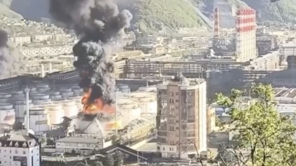 Obrazem: Rafinerií v Tuapse otřásl další výbuch, pak město zahalil černý dým