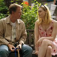 Greg Kinnear v roli Kennyho a Elle Fanning jako Margo.