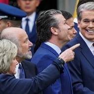 Příjezdu královského páru přihlížela většina členů americké vlády. Na snímku zleva personální šéfka Bílého domu Susie Wilesová, ministr obchodu Howard Lutnick, ministr obrany Pete Hegseth a ministr financí Scott Bessent.