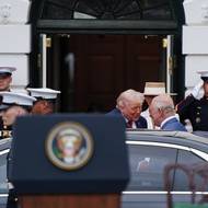 Britský král Karel III. a královna Camilla dorazili do Bílého domu už podruhé během své státní návštěvy Spojených států. V pondělí je americký prezident Donald Trump a první dáma Melania Trumpová přivítali a pozvali na čaj. V úterý už se dočkali přijetí se státními poctami.