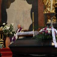 „Nemluvím tu dnes jen za sebe, ale také za všechny přítomné, zvláště za Kašpary, kteří tě přišli pozdravit. A za všechny ostatní, kteří na tebe dnes myslí, protože zůstáváš v jejich srdcích a vzpomínkách,“ pronesl Karger.