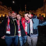 Únava už byla na lidech po půlnoci hodně znát. Ale nechtěli náměstí opustit.