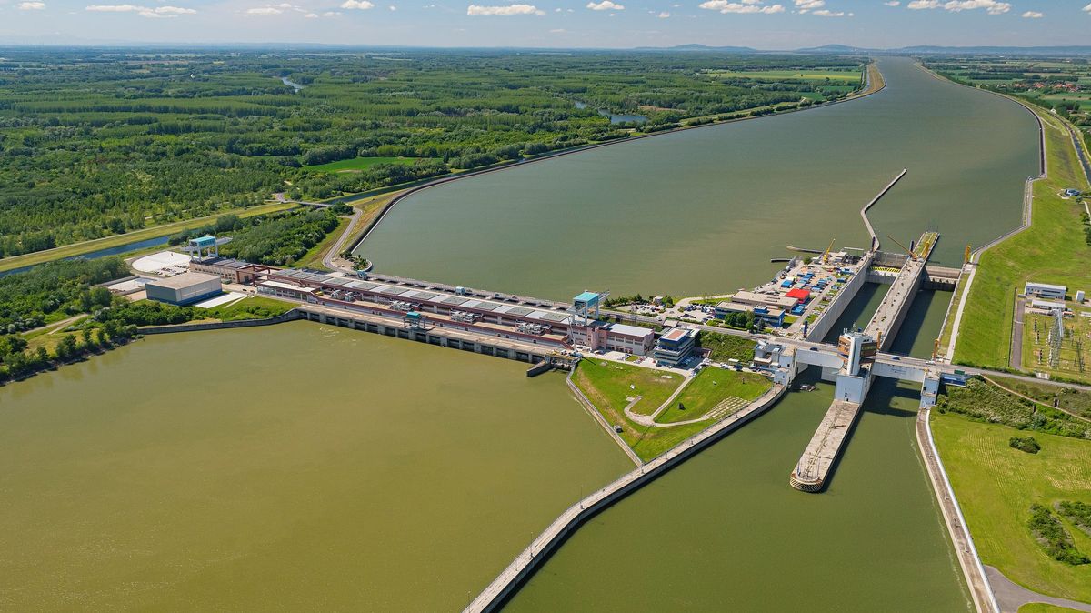 Na kole za levnými termály i pivem a za zdymadly, jež překonala Panamský průplav