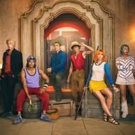 Na fotografii z druhé řady seriálu One Piece, kterou lze vidět na Netflixu, jsou jsou Taz Skylar jako Sanji, Jacob Romero coby Usopp, Mackenyu v roli Roronoa Zoro, Iñaki Godoy jako Monkey D. Luffy, Emily Rudd coby Nami a Charithra Chandran v roli Miss Wednesday.