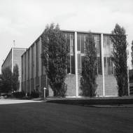 Památník těsně po válce v roce 1945. Okna rozbitá při bombardování už byla opravena, přízemí bylo zazděno na ochranu před možnými boji. 