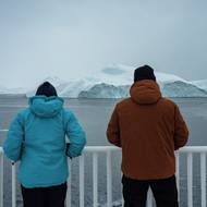 Kvůli nedostatku finančních prostředků musí vláda rozhodnout, zda v roce 2027 vyřadí Sarfaq Ittuk z provozu, a to i přes 22 tisíc cestujících ročně, nebo zda investuje do luxusního turistického plavidla.