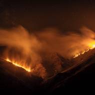 Stále závažnější požáry v této oblasti jsou připisovány suchu a vedru, které se zintenzivnily v důsledku klimatických změn. Situaci zhoršuje i vylidňování venkova a špatné hospodaření s lesy, včetně vysazování vysoce hořlavých nepůvodních druhů.  

(Nejhorší zaznamenaný lesní požár v Laroucu dosahuje na snímku až k pohoří O Courel, horskému masivu s velkou biologickou rozmanitostí. Vyfoceno 19. srpna 2025 ve španělské Galicii.)