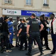 Mladí lidé se hádají s policisty, kteří jim nařídili rozejít se kvůli „nelegálnímu shromáždění“. Vyfoceno 10. května 2024 v Creil.