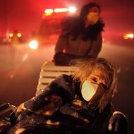 Dalším oceným fotografem v kategorii Příběhy se stal Ethan Swope z agentury Associated Press, který zachytil loňské ničivé požáry v oblasti Los Angeles. (Obyvatelka domova pro seniory je evakuována před blížícím se požárem Eaton Fire, 7. ledna 2025, Altadena)