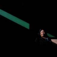 Důsledky sahají daleko za hranice učeben a ovlivňují fyzický, emocionální, sociální i kognitivní vývoj. 

(Učitelka Nora Nancy vyfotografovaná ve své škole v kolumbijském Samaniegu. V roce 2008 gerilová organizace FARC zavraždila nedaleko čtyři učitele, což ji donutilo odejít z domova. Kolumbie, 25. července 2016.)