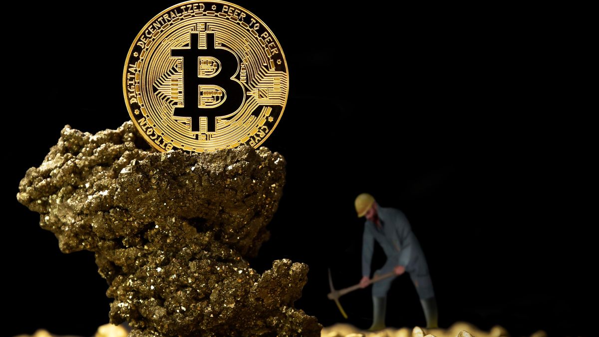 Přežijí jen nejefektivnější. Bitcoinová těžba čelí náročné ekonomické realitě