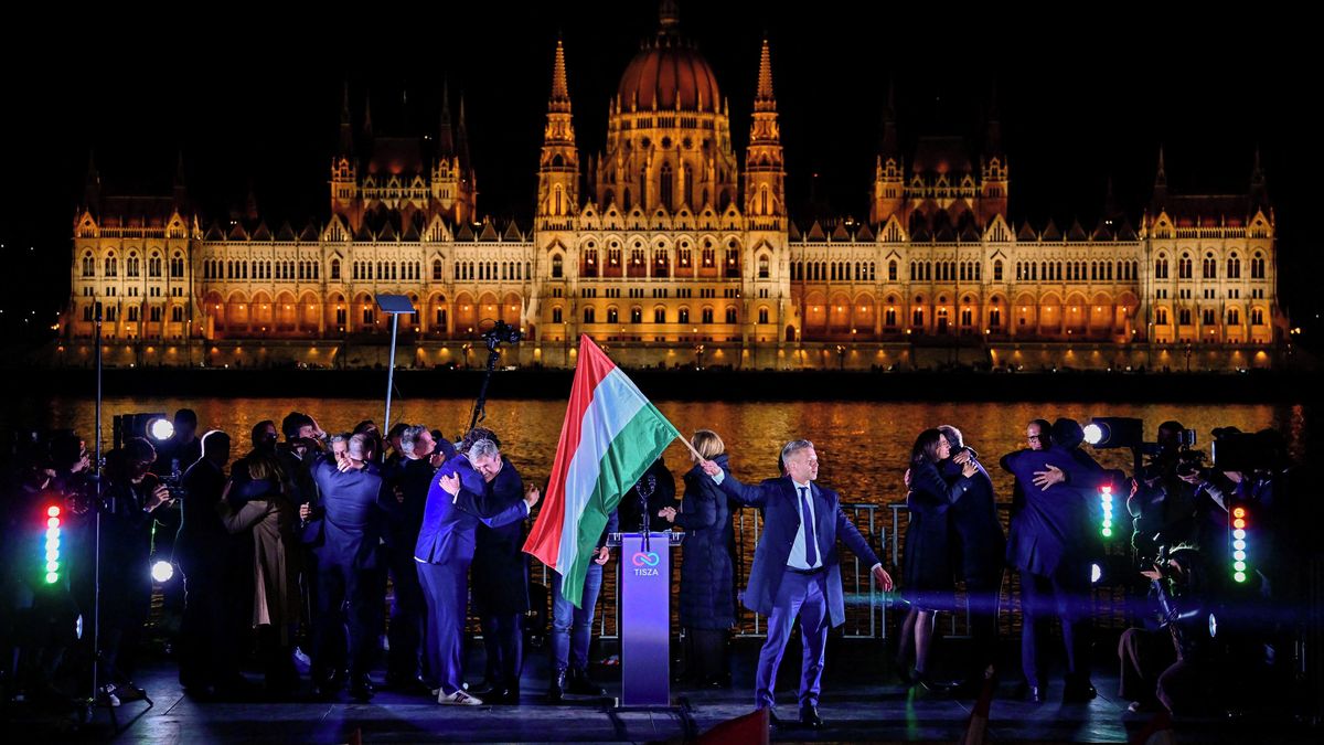 Po vyhraných volbách čeká Magyara demontáž Orbánova režimu. Co to obnáší?