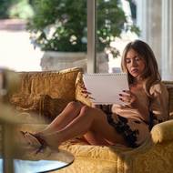 Sydney Sweeney jako Cassie.