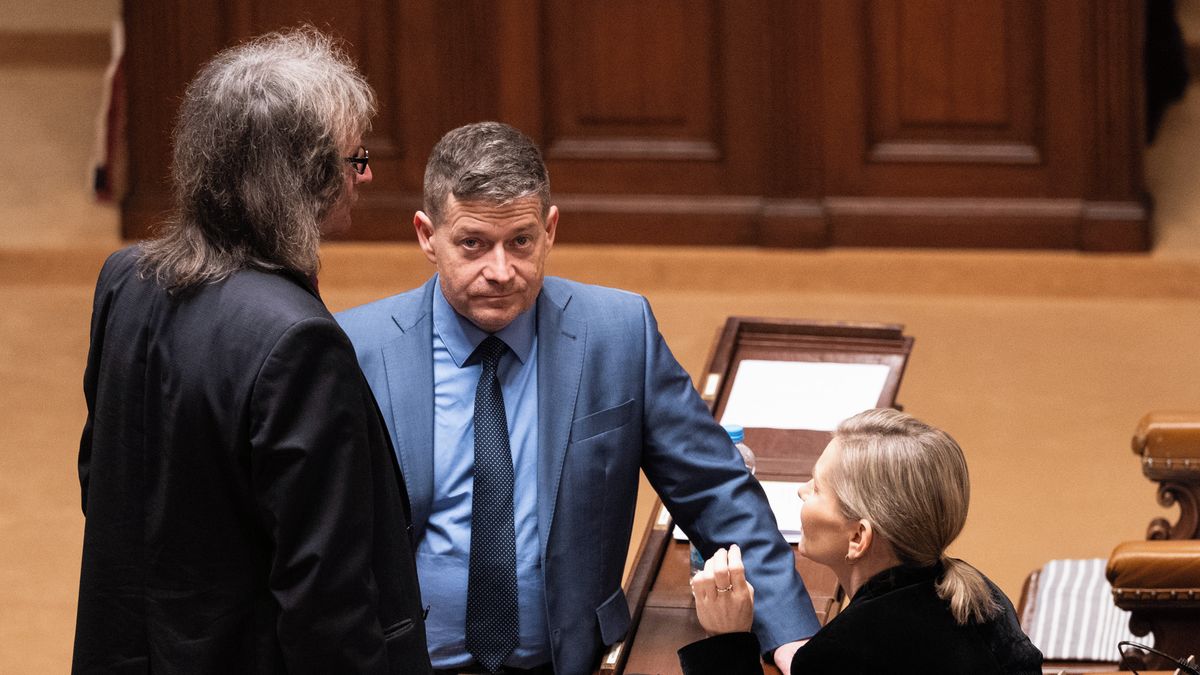 Boj o poplatky: Klempíř se loučí, Nacher přichází, červený hadr zůstává