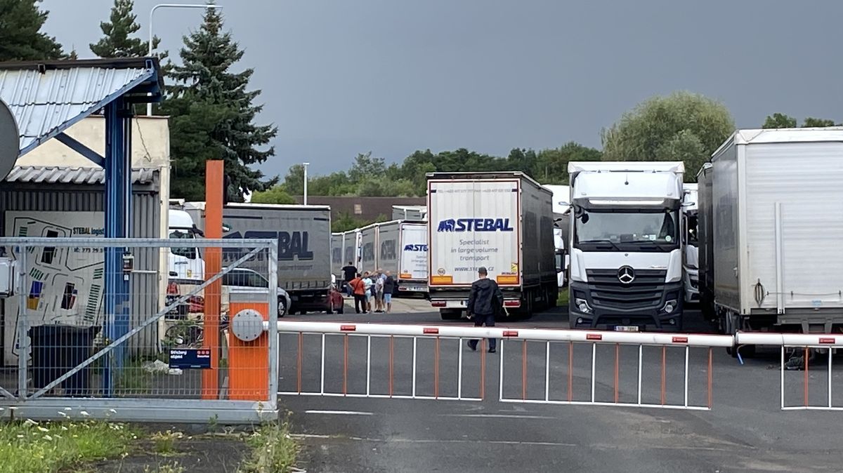 Pracovník hrozil lahví benzínu kvůli mzdě. Policie nově stíhá jednatele firmy