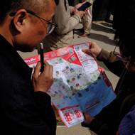 Vyšší ceny leteckého paliva a další narušení provozu pro cestující na dlouhých trasách v tranzitních uzlech na Blízkém východě by mohly ještě tento nárůst zvrátit.

(Turisté si u chrámu Sagrada Família v Barceloně prohlížejí mapu, 2. dubna.)