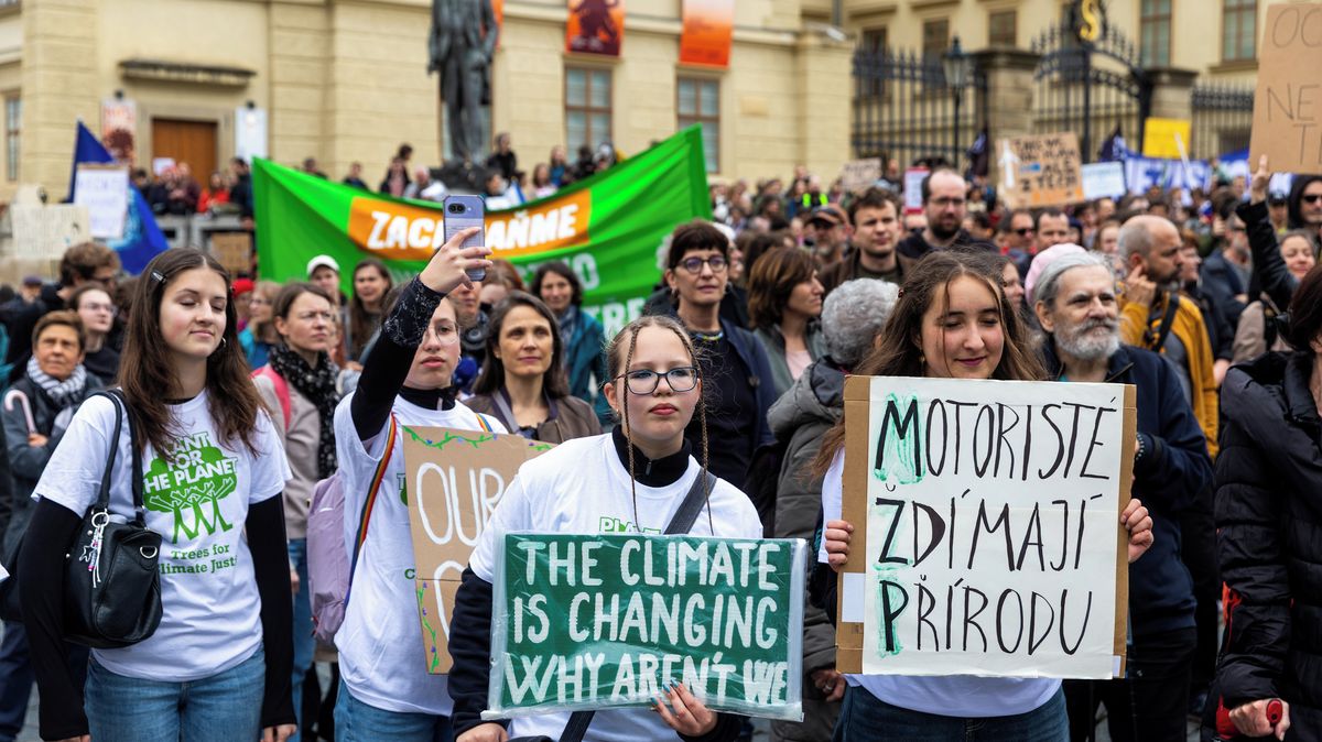 „Přírodu škrtnout nenecháme.“ Lidé v Praze protestují proti Motoristům