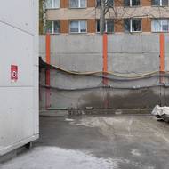 A zpátky na povrchu. Stavební jámu teď obklopuje „sarkofág“. Tato protihluková hala chrání místní obyvatele před hlukem a prachem ze stavby.