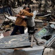 I přes podepsané příměří izraelské útoky pokračují zejména na jihu Libanonu, kde Izrael zavedl demarkační linii a získal tak kontrolu nad desítkami měst a vesnic. Hizballáh se snaží odrazit izraelské síly na území Libanonu, střety proto pokračují, včetně dělostřeleckých útoků. Hizballáh znovu zaútočil i na izraelském území.

(Nabatieh, 18. dubna.)