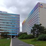 Stavba prošla v letech 2002–2006 úpravami, které pozměnily její původní řešení. Plášť budovy dostal barevný nátěr od francouzského umělce Yaacova Agama, čímž budova přišla o svůj záměrně střídmý a architektonicky čistý vzhled. Při rekonstrukci byl odstraněn dominantní prvek vstupní haly – reliéf od Miloslava Chlupáče, odstraněna byla i socha Zdeňka Palcra. Zrekonstruovaná budova byla slavnostně otevřena 20. října 2004.