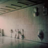 Monumentální opukový reliéf na čelní stěně vstupní haly byl dílem sochaře Miloslava Chlupáče.