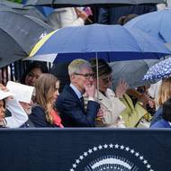 Na krále Karla a královnu Camillu čekal s deštníkem i šéf společnosti Apple Tim Cook.