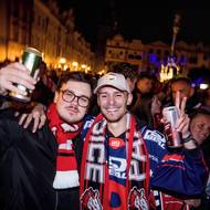 Dost fanoušků Pardubic si užilo první oslavy titulu s pivem v ruce. Komu bylo teď 20 let, minule mu bylo šest.