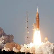 Ředitelka startu Charlie Blackwellová-Thompsonová posádku motivovala: „Reide, Victore, Christino a Jeremy, na tuto historickou misi si s sebou berete srdce týmu Artemis, odvážného ducha amerického lidu a našich partnerů po celé planetě a naděje a sny nové generace,“ citovala její slova agentura Reuters.