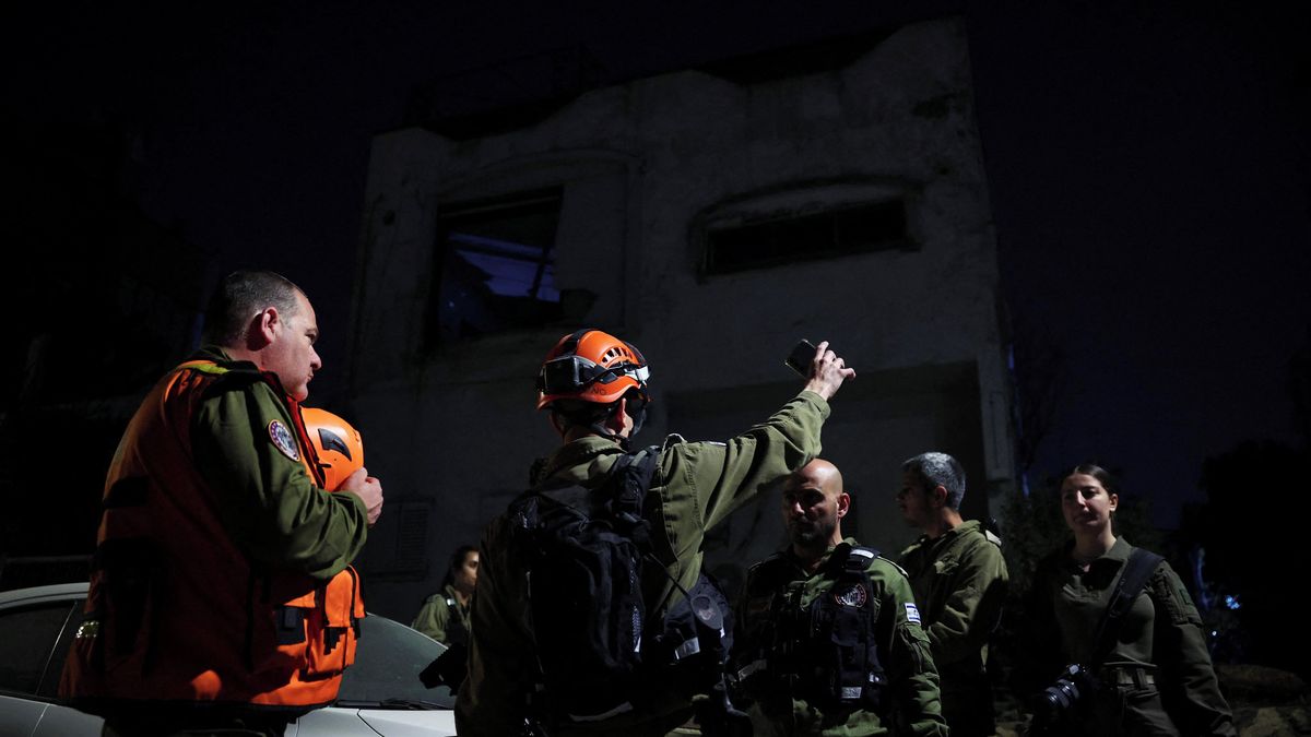 Írán vyslal na Izrael balistické střely, nejméně jedna nesla kazetovou munici