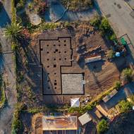 V 19. století se každé jaro do kopců hrnuli obyvatelé Los Angeles a bohatí turisté z východního pobřeží, aby byli svědky rozkvětu, který pokrýval svahy vlnícími se oranžovými a zlatými odstíny. (Staveniště rodinného domu v Altadeně, 18. března 2026.)