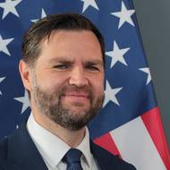 „Byrokraté v Bruselu se pokusili zničit maďarskou ekonomiku. Snažili se učinit Maďarsko méně energeticky nezávislým. Snažili se zvýšit náklady pro maďarské spotřebitele. A udělali to všechno proto, že tohohle chlápka nenávidí,“ prohlásil Vance v narážce na sankce proti ruské ropě a plynu. EU je ale zaváděla postupně a další státy závislé na ruských dodávkách se na ně dokázaly připravit.