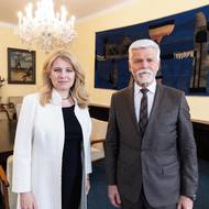 Prezident Petr Pavel a bývalá slovenská prezidentka Zuzana Čaputová debatovali ve speciálu Ptám se já na Právnické fakultě Univerzity Karlovy. Diskuzi moderovala Marie Bastlová, otázky pokládali i studenti. Tématy byly bezpečnostní hrozby, vývoj ve světě i vztahy mezi prezidentem a vládou v Česku.