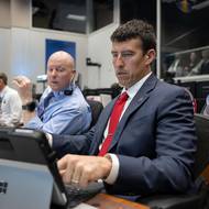 Jen pár hodin po startu ovšem posádka nahlásila poruchu toalety. Role vesmírné instalatérky se chopila elektroinženýrka Kochová. Rozebrala části toalety a podle pokynů z Houstonu provedla řadu kroků, zatímco kontroloři na Zemi monitorovali systémy toalety a na dálku ji vypnuli a zapnuli. Oprava se podařila. (Řídící místnost Mission Control, 1. dubna 2026.)