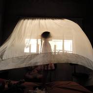 Dalším oceněným v kategorii Příběhy je Ferley A. Ospina. Pětiletá Valeria si hraje za záclonou v domě své tety, kde ji vychovává výhradně její matka. V tomto regionu je 30 % domácností vedeno výhradně ženami. (Los Patios, Norte de Santander, Kolumbie, 10. září 2025.)