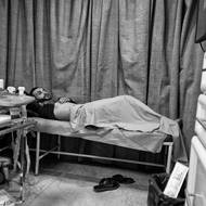 Abdelrahmán se připravuje na odsátí tekutiny z plic. (9. ledna 2018)