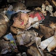 Stovky učebnic spálených extremisty z tzv. Islámského státu ve škole Hani Hakufa. Nejméně čtvrtina syrských škol byla poškozena nebo zničena. Al-Shaddadi, Sýrie, 11. dubna 2016.