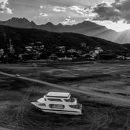 Turistická loď na snímku uvázla na mělčině poté, co se v roce 2022 hladina přehrady La Boca snížila na 8,5 % kapacity. Monterrey zůstává v pasti mezi extrémním nedostatkem vody a katastrofickými povodněmi způsobenými klimatickými změnami. (Santiago, Nuevo León, 20. června 2022)