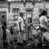 Obyvatelé Monterrey stojí ve frontě na vodu. Někteří z nich zablokovali ulice, aby vláda zintenzivnila dodávky vody. V reakci na to velké nákladní vozy denně rozvážely vodu do nejzranitelnějších čtvrtí města.  (Nuevo León, Mexiko, 21. června 2022)