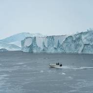 A letos mají následovat další dvě na jihu a severu, aby Grónsko lépe propojilo 57 tisíc obyvatel ostrova a přilákalo turisty.
(Malý motorový člun proplouvá mezi ledovci u fjordu Ilulissat v Grónsku, 14. března.)