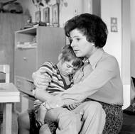 Potměšil, který tento čtvrtek zemřel ve věku 60 let, však filmem Bony a klid nezačínal. Syn pedagoga Jaroslava Potměšila hrál od dětství. Objevil se například v seriálech Bakaláři nebo Žena za pultem s Jiřinou Švorcovou (na fotografii).