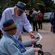 Očekává se, že sektor, který je základním kamenem ekonomiky a v posledních několika letech pomohl Španělsku předstihnout většinu evropských zemí, poroste rychleji než zbytek hospodářství, jehož růst se odhaduje na 2,3 %.

(Turisté si prohlížejí mapu parku Güell, 4. dubna.)