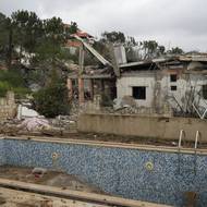 Poškozené budovy ve vesnici Debbine v jižním Libanonu, 19. dubna.